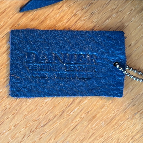 Danier Leather Crossbody or Shoulder Bag - Picture 3 of 11